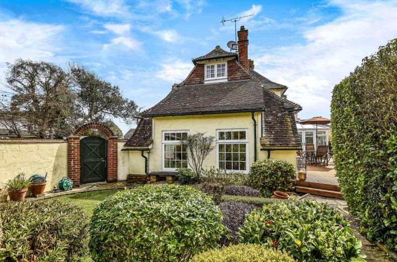 Charming character cottage situated on a marine estate, Aldwick